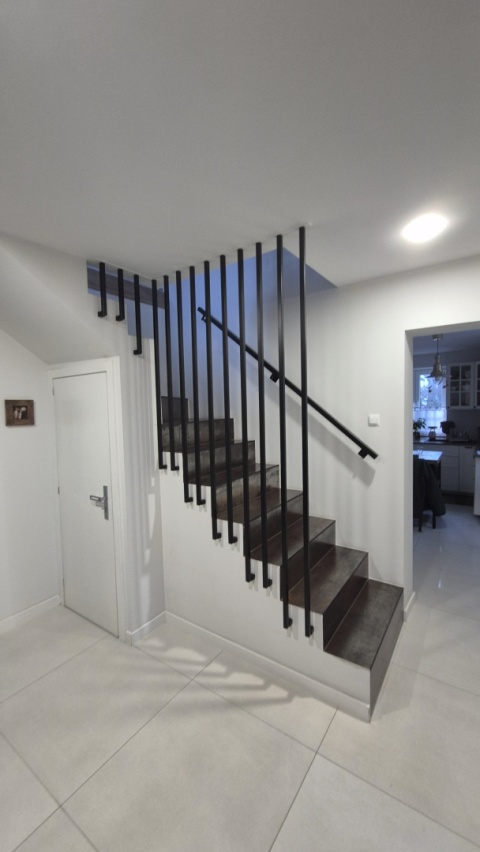 Adapter 30x30mm (montaż do płyta GK) do balustrada wewnętrzna pionowa harfa kwadratowa 25x25mm