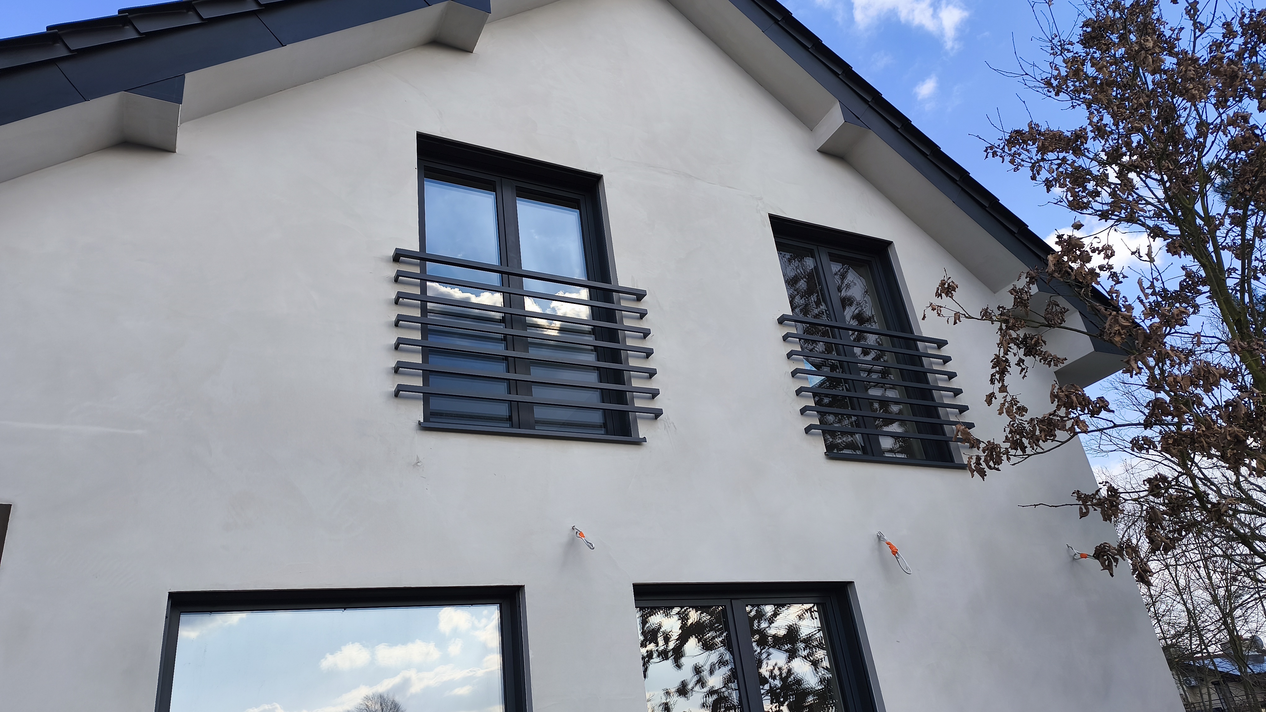 Balustrady francuskie w nowoczesnej architekturze – antracyt RAL 7016 w roli głównej