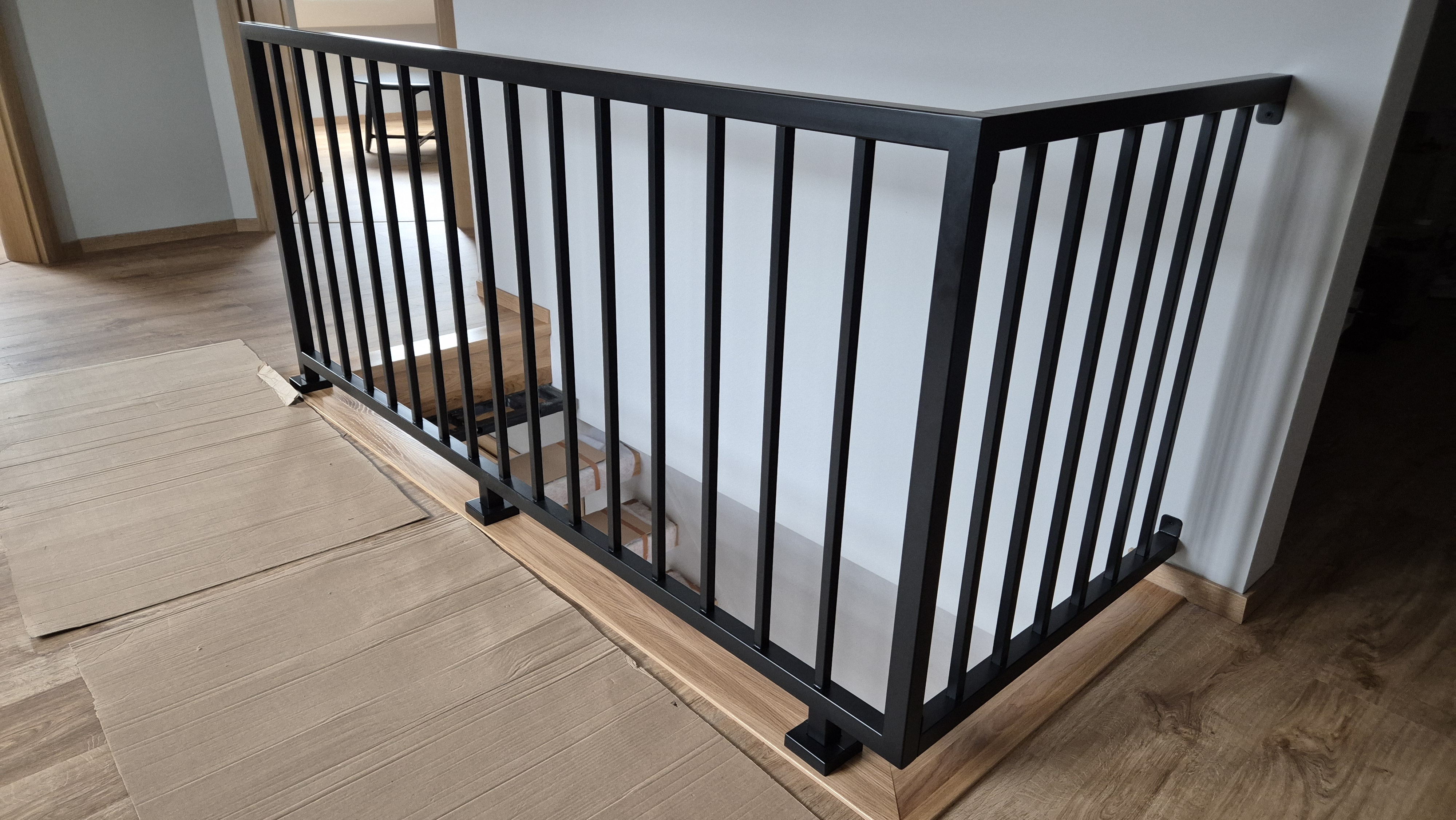 Nowoczesne schody półkowe z balustradą stalową