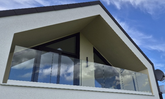 ✨ Zewnętrzna balustrada szklana – nowoczesne wykończenie elewacji ✨