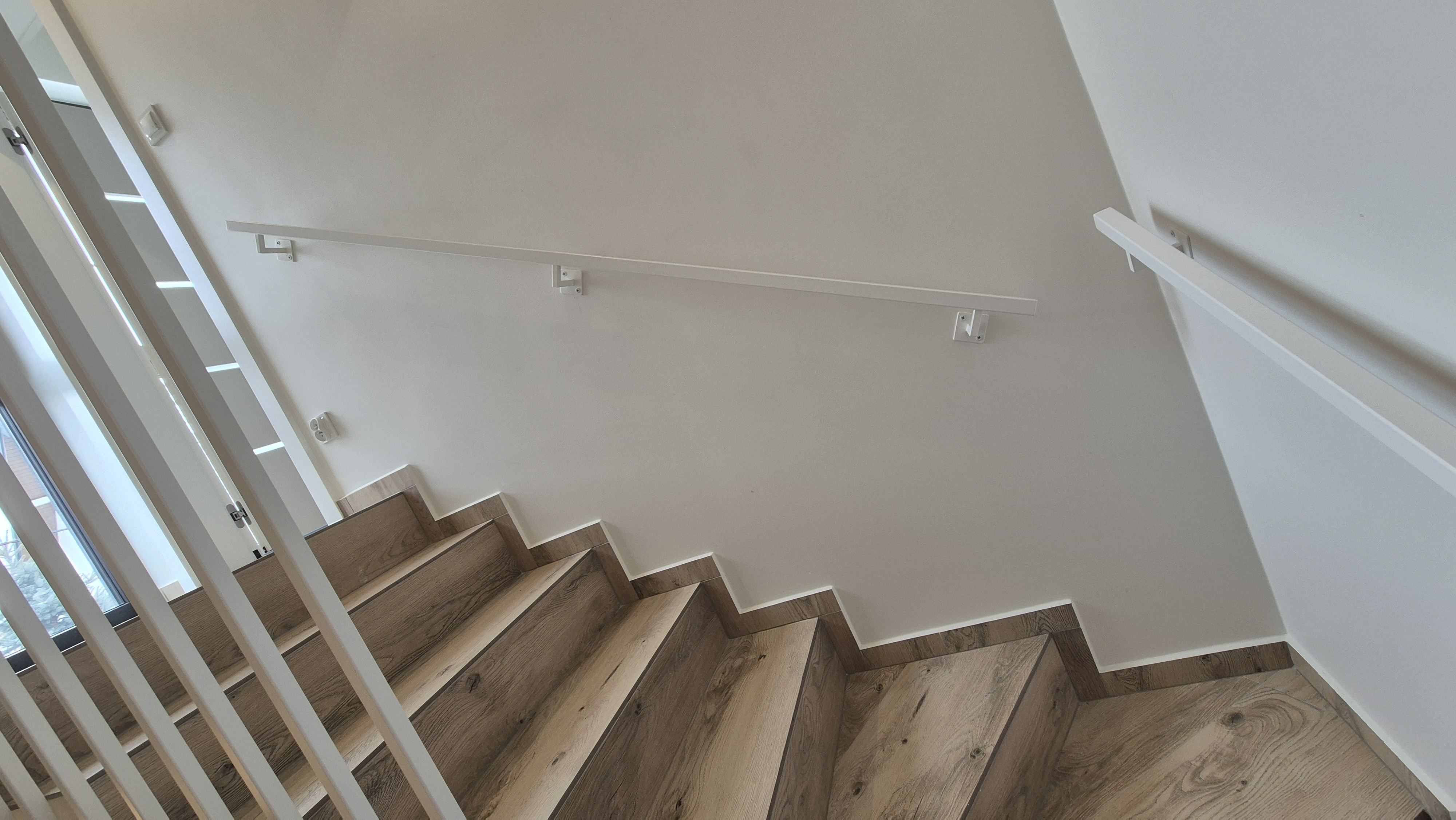 Balustrada harfa i stalowe poręcze wewnętrzne – elegancja i funkcjonalność od Slavica Design