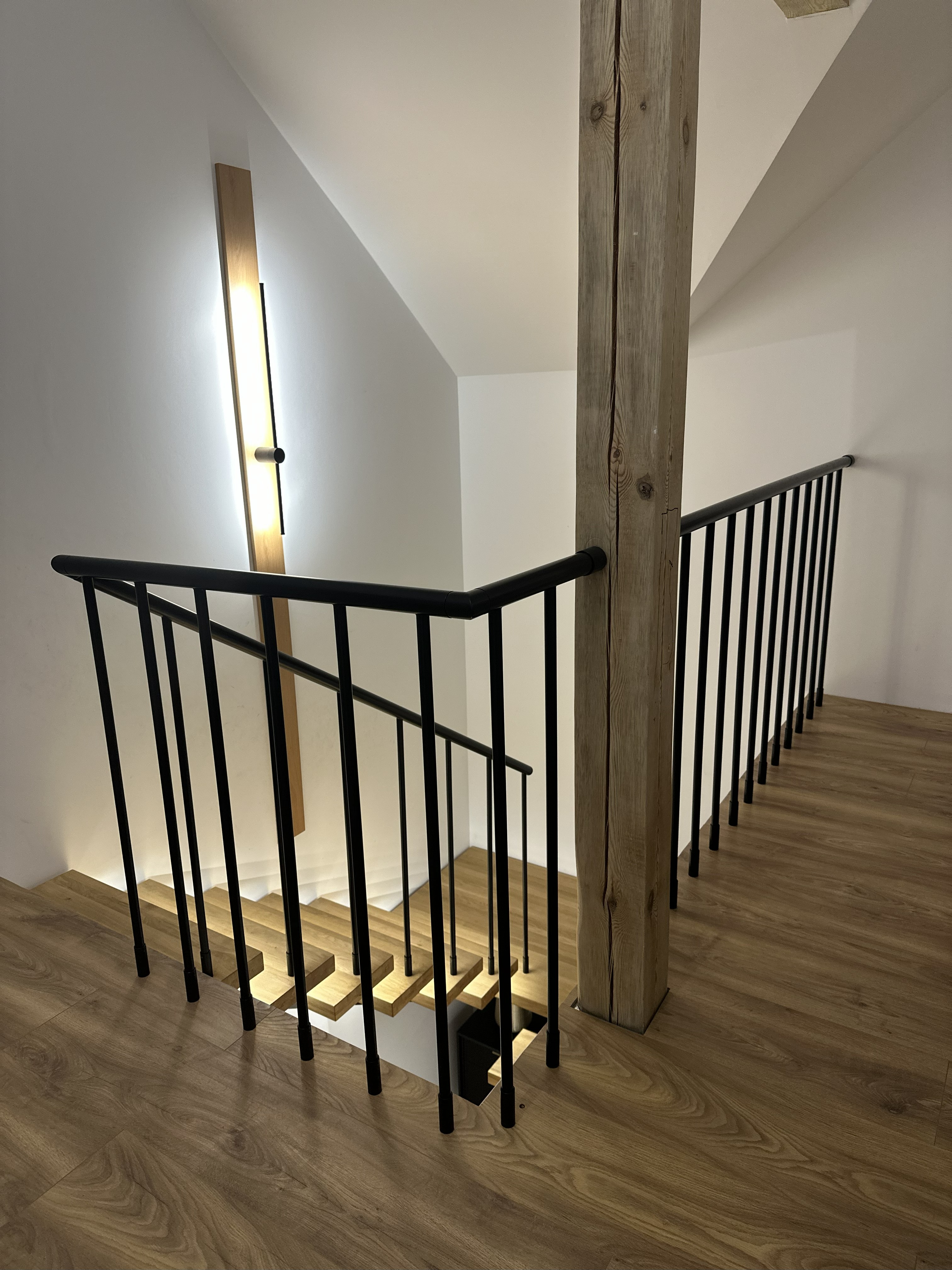 Minimalizm, elegancja i funkcjonalność – balustrady metalowe na wymiar od Slavica Design