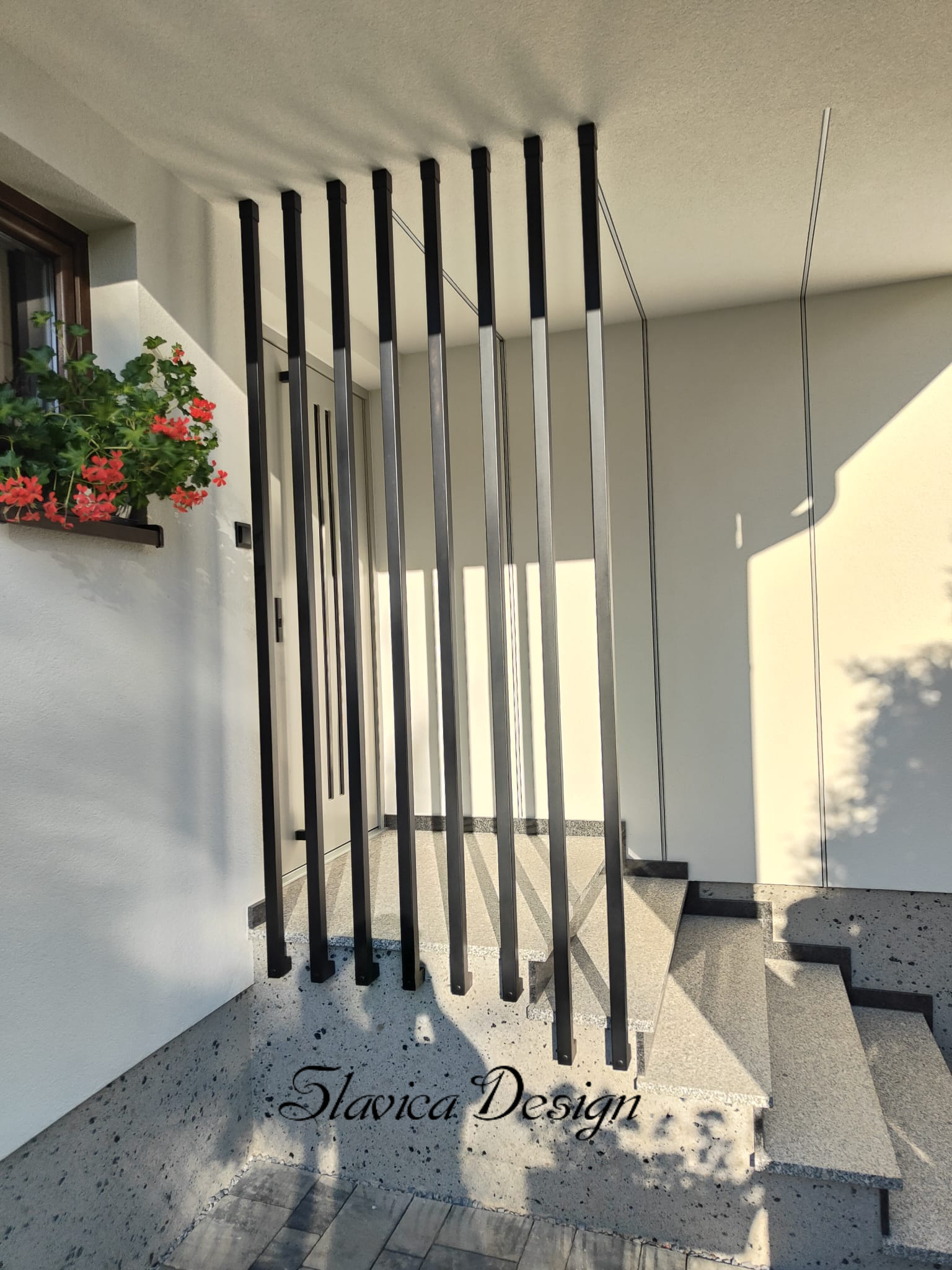 Harfa zewnętrzna ze stali nierdzewnej RAL 9005 | Slavica Design