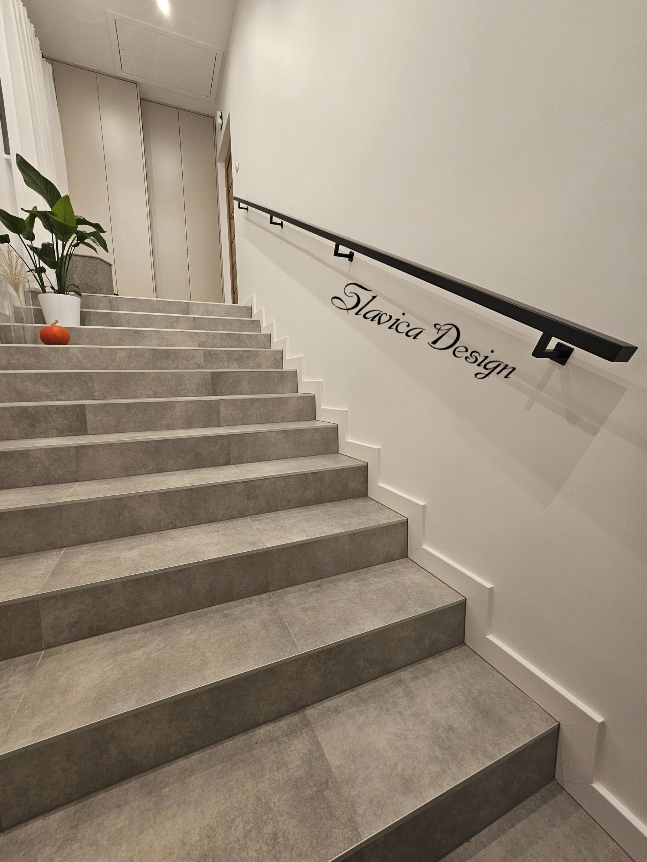Stalowa poręcz ścienna do schodów – czarny mat i nowoczesny design