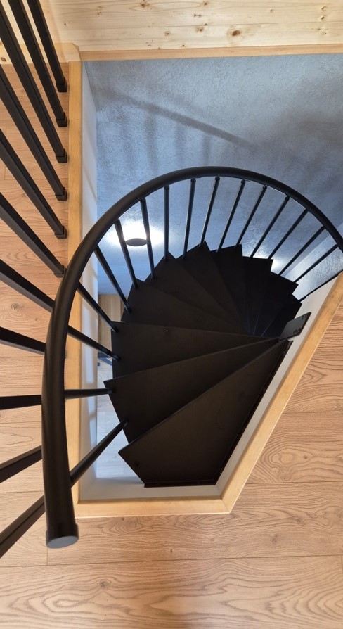 Spiralne schody stalowe z drewnem