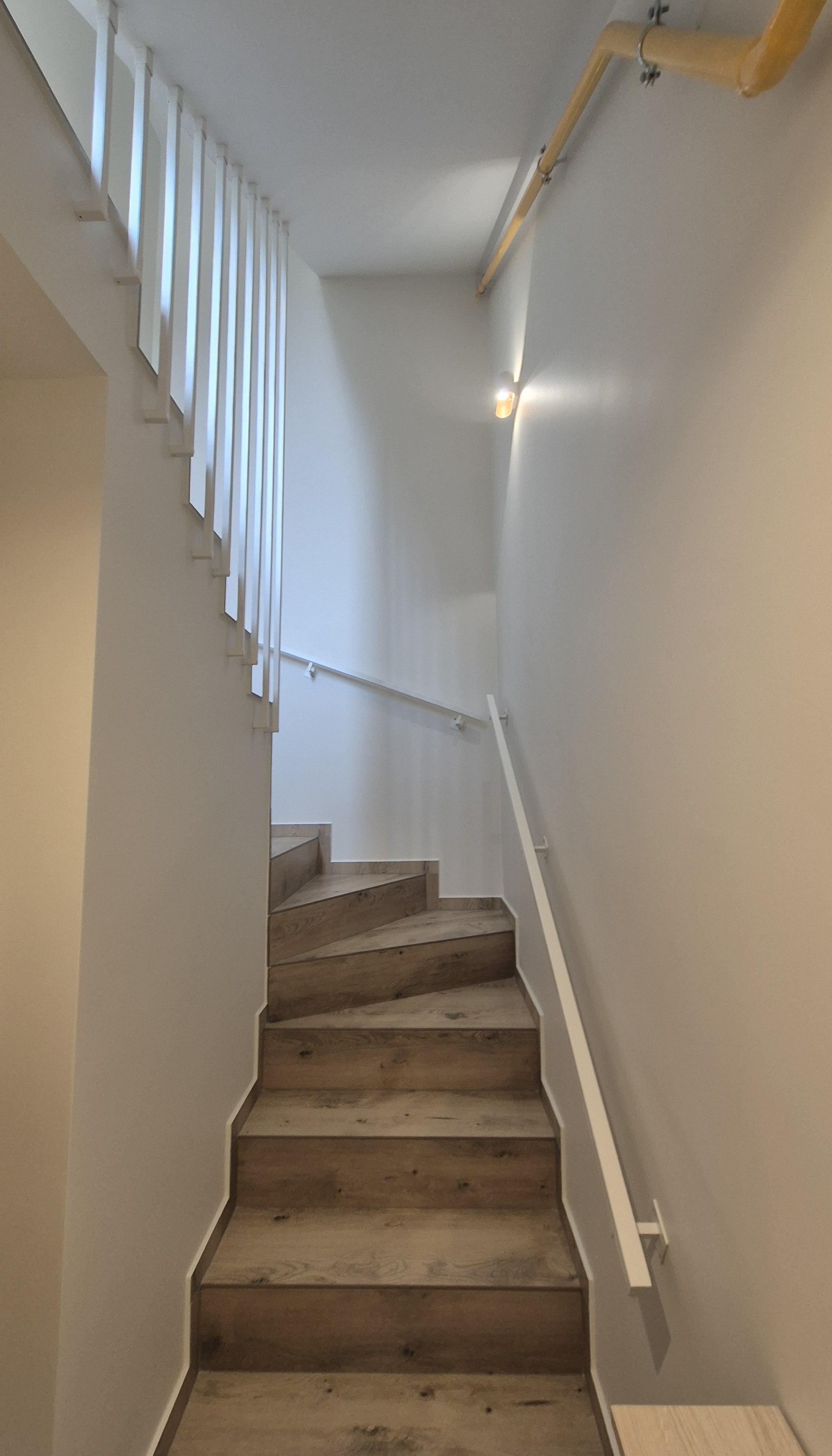 Stalowe poręcze wewnętrzne 30x30 mm &ndash; eleganckie wykończenie wnętrza